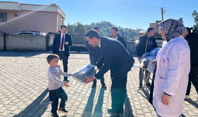 Adana Birlik Vakfı ve Genç Birlik'ten Çocuklara ''Bot ve Mont'' Desteği