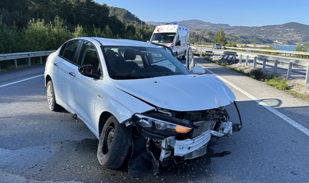 Bariyere Çarpan Otomobildeki 5 Kişi Yaralandı