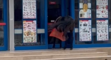 BİM'in Kapısına At Bağladı!