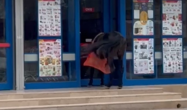 BİM'in Kapısına At Bağladı!
