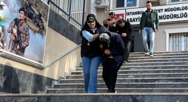 Biri Oyaladı Diğeri Çaldı!