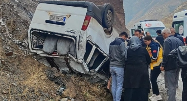 Buzlu Yolda Kontrolden Çıktı, Devrildi:11 Öğretmen Yaralandı