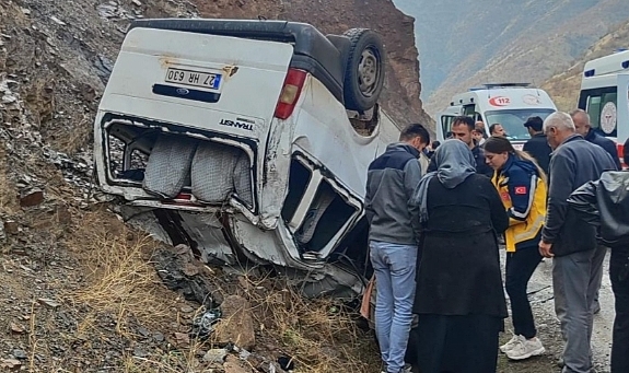 Buzlu Yolda Kontrolden Çıktı, Devrildi:11 Öğretmen Yaralandı