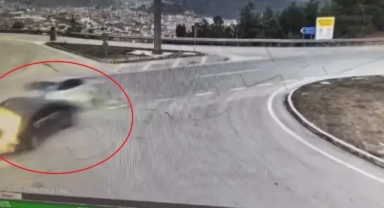 Çarpışan İki Otomobilden Biri Yandı,2 Yaralı