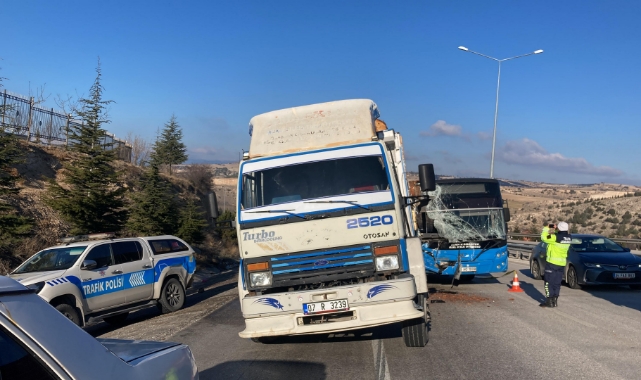 Halk Otobüsü, Kamyon ve Polis Aracına Çarptı:5 Yaralı