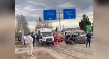 İki Otomobil Çarpıştı:3 Yaralı