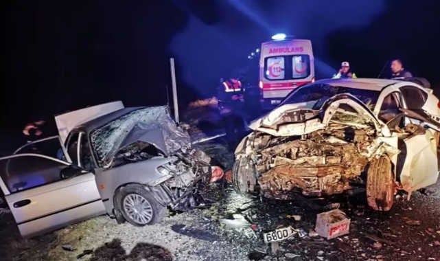İki Otomobil Çarpıştı:4 Ölü