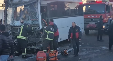 İşçi Servisi Tıra Arkadan Çarptı:22 Yaralı