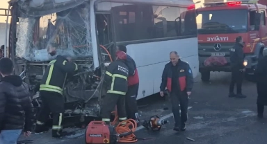 İşçi Servisi Tıra Arkadan Çarptı:22 Yaralı