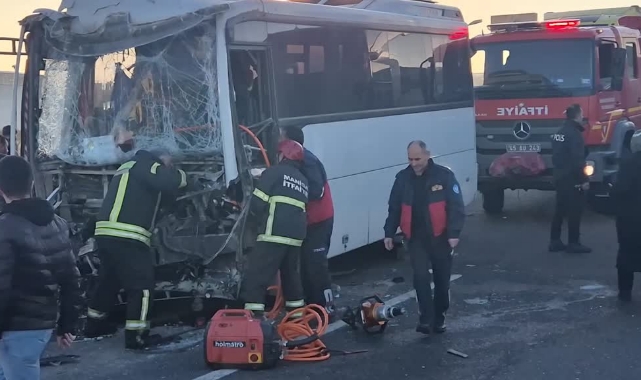 İşçi Servisi Tıra Arkadan Çarptı:22 Yaralı