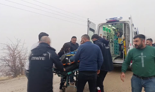 Kamyon Şarampole Devrildi,Sürücü Yaralandı