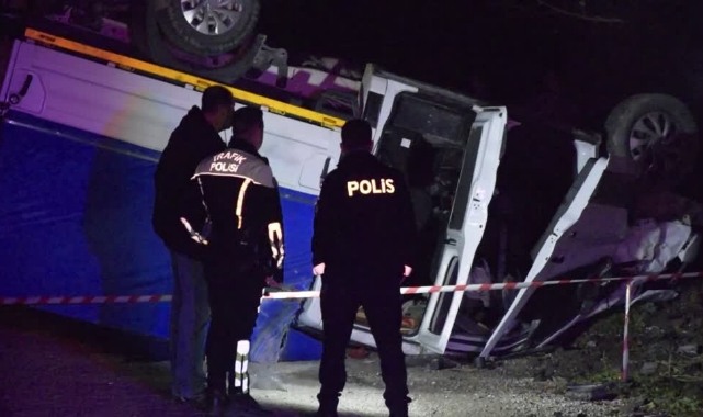 Kamyonet Hafif Ticari Araçla Çarpıştı:6 Yaralı