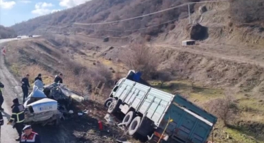 Kamyonla Otomobil Çarpıştı:1 Ölü