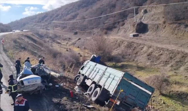 Kamyonla Otomobil Çarpıştı:1 Ölü