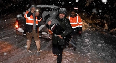 Kar Yolları Kapadı, Araçlarda Mahsur Kaldılar