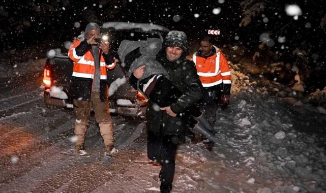 Kar Yolları Kapadı, Araçlarda Mahsur Kaldılar