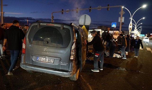 Okul Servisi Hafif Ticari Araçla Çarpıştı:9 Yaralı