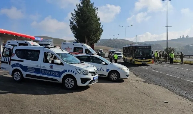 Otomobil, Jandarmalara Çarptı:3 Yaralı