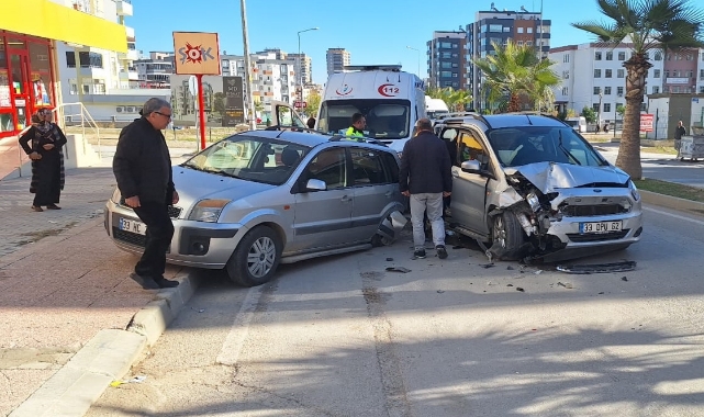 Park Halindeki Otomobile Çarptı,3 Yaralı