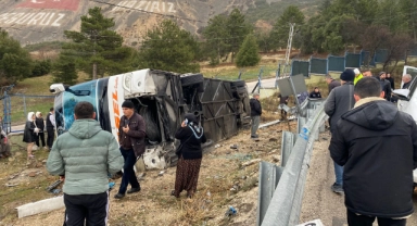 Yolcu Otobüsü Şarampole Devrildi:1 Ölü,18 Yaralı