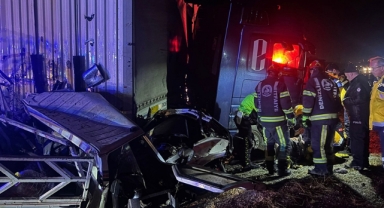 Yolcu Otobüsü Tırla Çarpıştı:1 Ölü,20 Yaralı