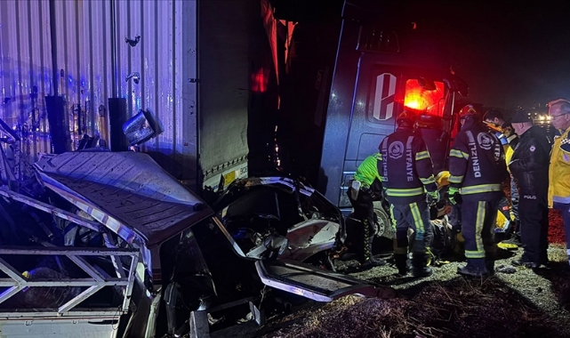 Yolcu Otobüsü Tırla Çarpıştı:1 Ölü,20 Yaralı