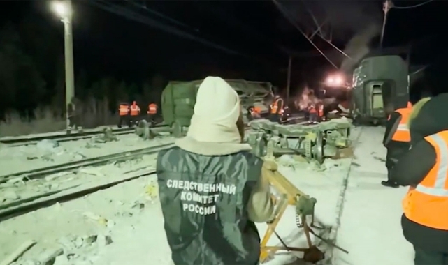 Yolcu Treni İle Yük Treni Çarpıştı:2 Ölü