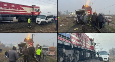 Yük Treni Servis Minibüsüne Çarptı