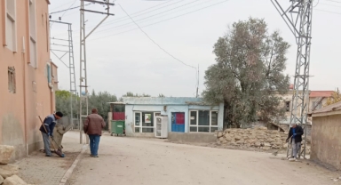 Yumurtalık’ta Cadde ve Sokaklar Temizleniyor, Tabelalar Onarılıyor