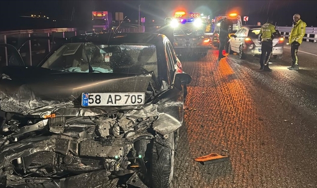 3 Araç Birbirine Girdi,2'si Sağlık Görevlisi 10 Yaralı