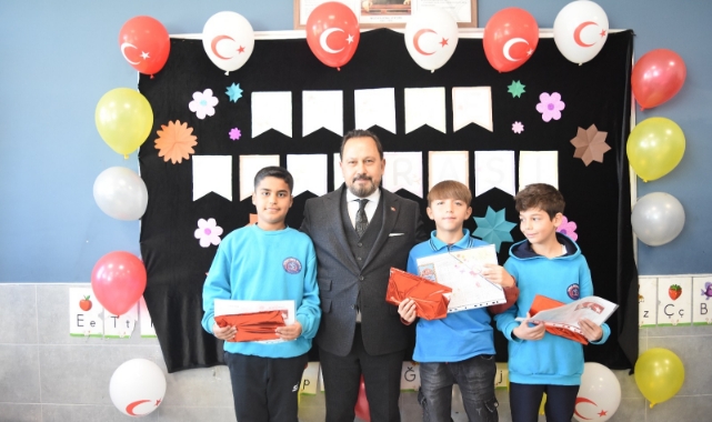 Başkan Uludağ Karne Dağıttı