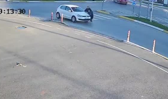 Bir Dakika Arayla İki Otomobil Çarptı