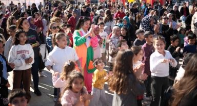Ceyhan’da Çocuklar Karnelerini “Karneni Al Gel” Şenliğinde Kutladı