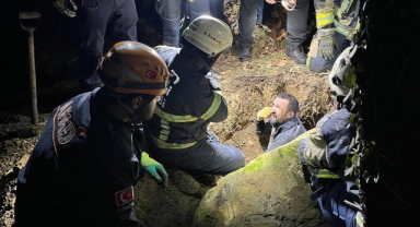 Define Aradığı Kayanın Altında Sıkıştı