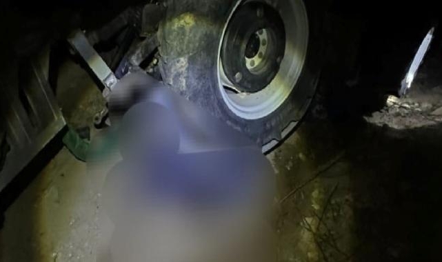 Devrilen Traktörün Altında Kaldı