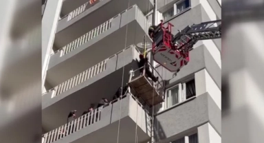 Emniyet Halatında Asılı Kaldı