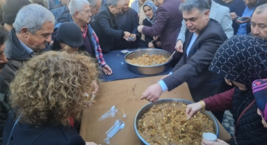 Ferdi Tayfur İçin Helva Dağıttılar