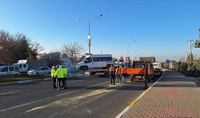 İşçi Servisi Kamyonla Çarpıştı:11 Yaralı