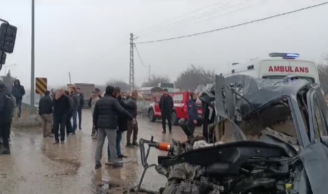 Kamyon İle Hafif Ticari Araç Çarpıştı:3 Yaralı