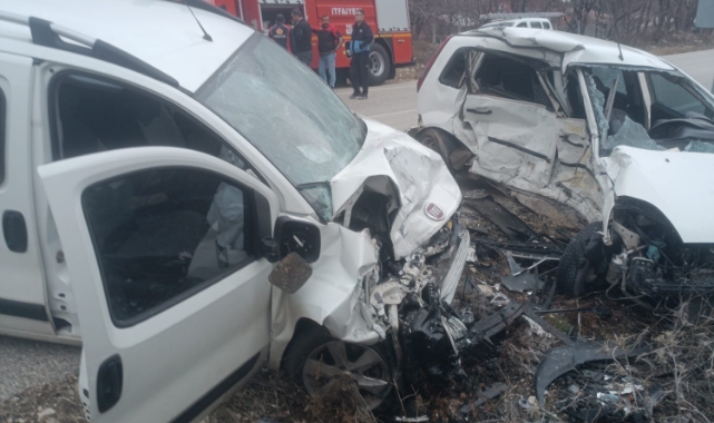 Kamyonetle Otomobille Çarpıştı:1 Ölü,1 Yaralı