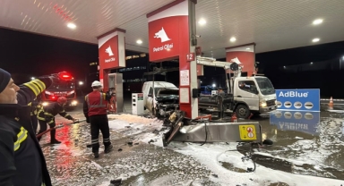 Kontrolden Çıktı, Akaryakıt Pompasına Çarptı