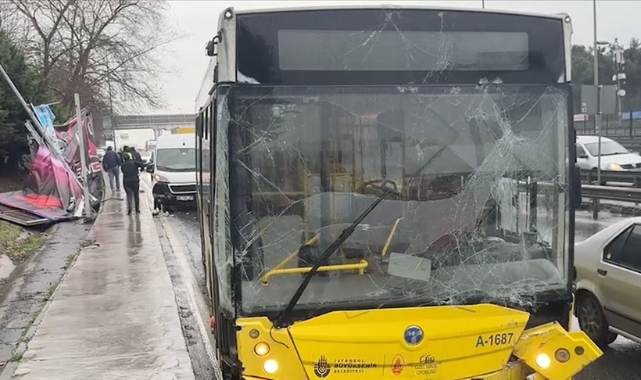Kontrolden Çıktı, Aydınlatma Direği İle Reklam Panosuna Çarptı