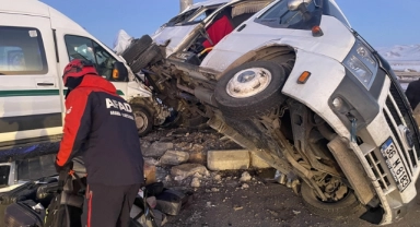 Minibüsler Çarpıştı,1'i Ağır 27 Yaralı