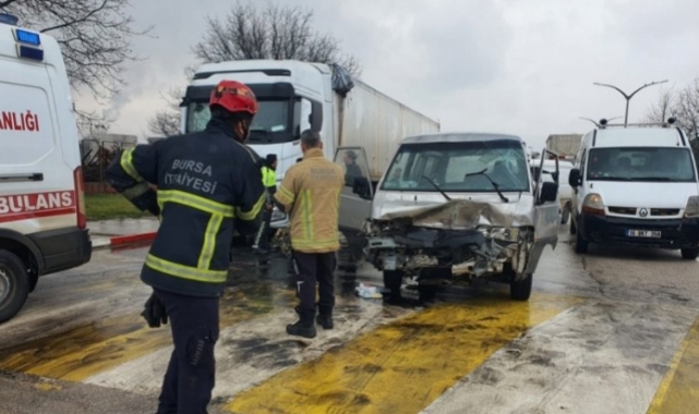 Minibüs Park Halindeki Tıra Çarptı:3 Yaralı