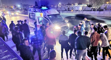 Motosiklet Yayalara Çarptı:1 Ölü