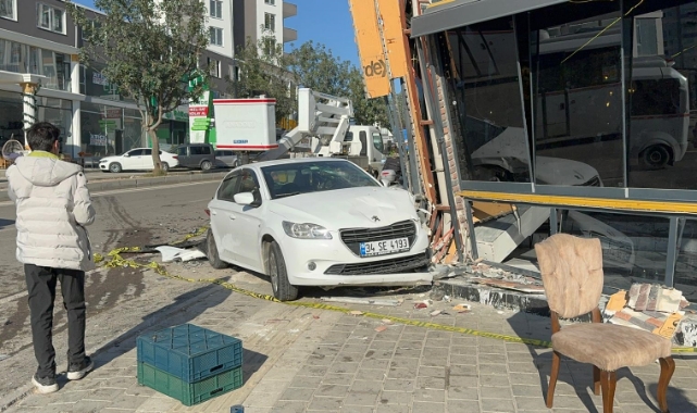 Motosikletle Çarpıştı, Yayalara ve Otomobile Çarparak Durabildi