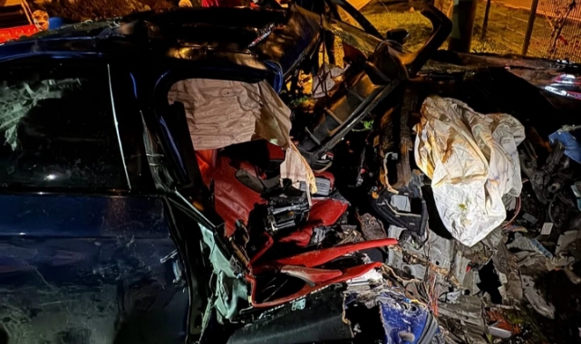 Otomobil Ağaca Çarptı:1 Ölü,1 Yaralı