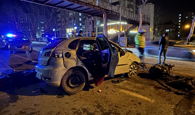 Otomobil Aydınlatma Direğine Çarptı:3 Yaralı