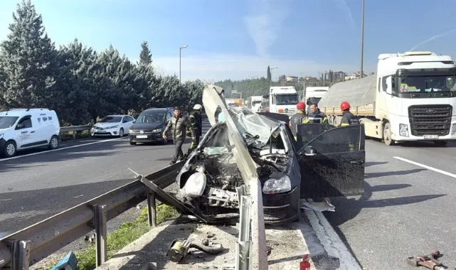 Otomobil, Yol Ayrımındaki Bariyerlere Çarptı:4 Yaralı