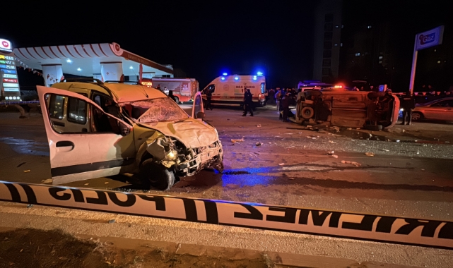 Hafif Ticari Araçlar Çarpıştı:1 Ölü,2 Yaralı